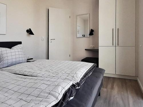 um quarto com uma cama e um armário branco em Apartment Wendtorf XIII em Wendtorf