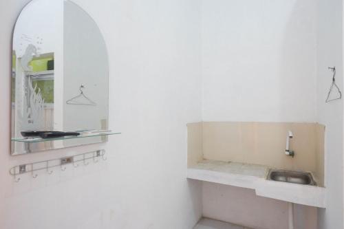 a bathroom with a sink and a mirror at RedDoorz Syariah near Universitas Slamet Riyadi Solo in Karanganyar