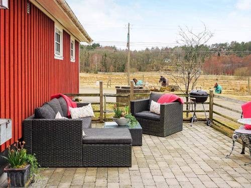 un patio con 2 sofás, una mesa y una parrilla en 5 person holiday home in LINDOME SVERIGE 
