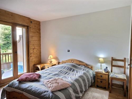 une chambre avec un lit avec deux oreillers dessus dans l'établissement Beau 2 pièces avec balcon, parking et WiFi à Bourg St Maurice - FR-1-411-845, à Bourg-Saint-Maurice