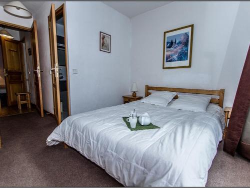 une chambre avec un lit avec un plateau dessus dans l'établissement Appartement 5 Pièces · À Proximité des Pistes · Parking · Wi-Fi · Skis aux Pieds - FR-1-518-94, à Val dʼIsère