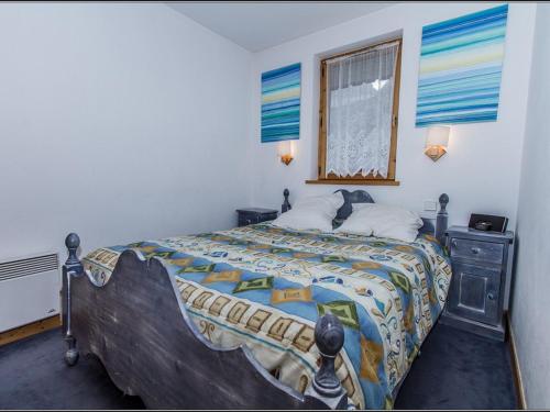 une chambre avec un lit et une fenêtre dans l'établissement Duplex 4 pièces au pied des pistes avec balcon et parking couvert à Val d'Isère - FR-1-518-92, à Val dʼIsère