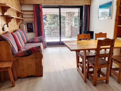 un salon avec une table et un canapé dans l'établissement Studio Cabine Bien Équipé · Centre Val-d'Isère · Balcon & Terrasse Exposée Sud - FR-1-518-105, à Val dʼIsère