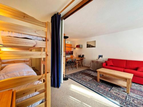 - une chambre avec un canapé rouge et des lits superposés dans l'établissement Studio confortable à La Daille, ski-in ski-out, balcon sud, 4 pers., proche commerces et navettes - FR-1-518-136, à Val dʼIsère
