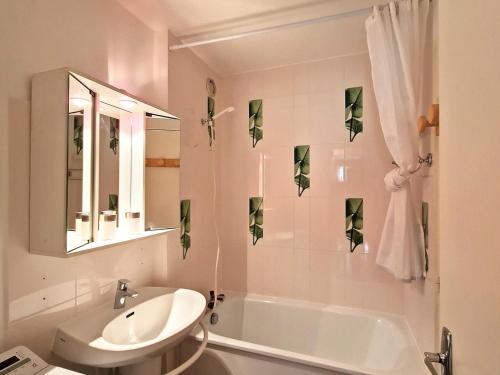 une salle de bain blanche avec un lavabo et une baignoire dans l'établissement Studio confortable à La Daille, ski-in ski-out, balcon sud, 4 pers., proche commerces et navettes - FR-1-518-136, à Val dʼIsère
