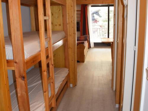 - un couloir avec des lits superposés dans une petite maison dans l'établissement Studio Cabine Bien Équipé · Centre Val-d'Isère · Balcon & Terrasse Exposée Sud - FR-1-518-105, à Val dʼIsère