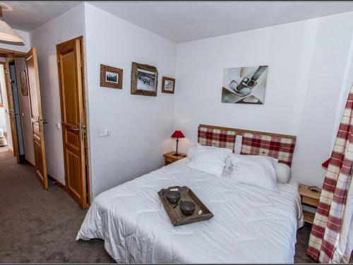 Ліжко або ліжка в номері Appartement Val-d'Isère, 5 pièces, 8 personnes - FR-1-518-104