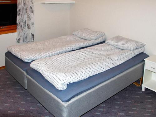 ein Bett in einem Zimmer mit zwei Matratzen darauf in der Unterkunft Holiday home Selsøyvik in Håkaringen