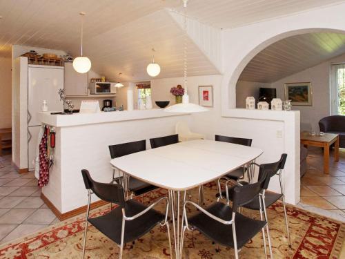 Hemmetにある6 person holiday home in Hemmetのキッチン、ダイニングルーム(白いテーブル、椅子付)