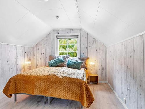 1 dormitorio con cama y ventana en Holiday home Bindalseidet, 