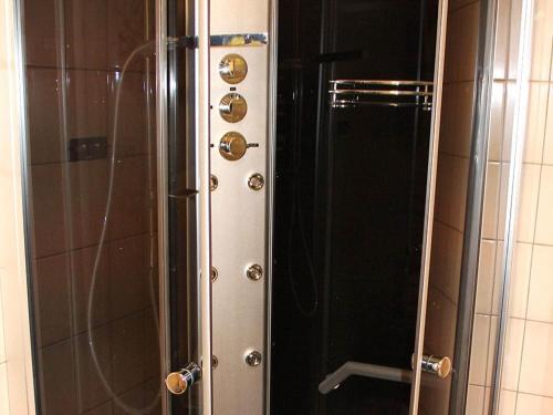eine Dusche mit Glastür im Bad in der Unterkunft Holiday home Selsøyvik in Håkaringen