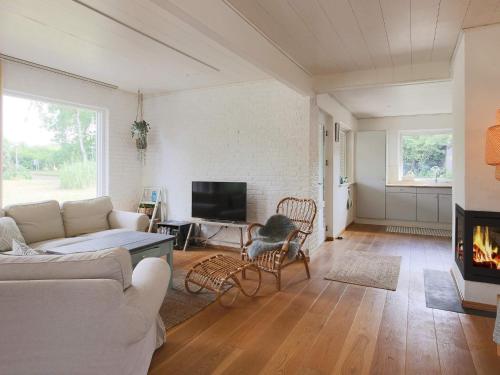 uma sala de estar com um sofá e uma lareira em 8 person holiday home in Asn s em Asnæs
