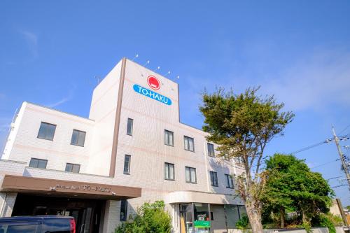 a building with a sign on the side of it at ホテル　サンシャインとうはく in Yabase