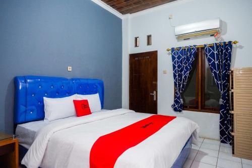 Un pat sau paturi într-o cameră la RedDoorz at Pakuncen Malioboro Yogyakarta