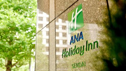 ANA Holiday Inn Sendai, an IHG Hotel في سيندايْ: علامة على جانب المبنى