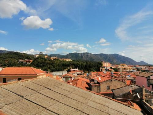 uitzicht op een stad met bergen op de achtergrond bij The View in Iglesias