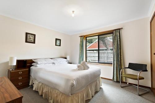 萊克斯恩特倫斯的住宿－Deppelers，一间卧室设有一张大床和一个窗户。