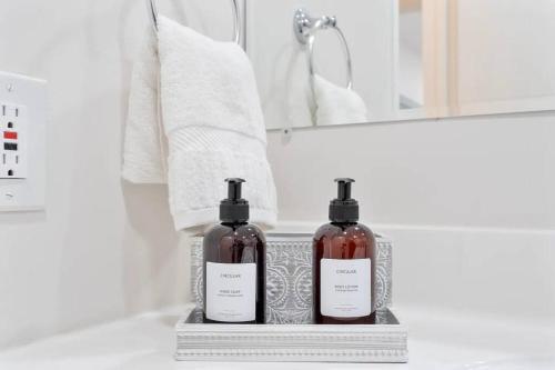 due bottiglie di sapone su una mensola in bagno di Beautiful & Peaceful 4 Bedroom Home With a Pool a Sunrise