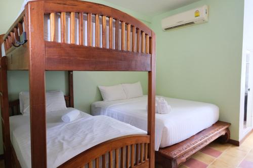 Postel nebo postele na pokoji v ubytování Feung Nakorn Balcony Rooms and Cafe