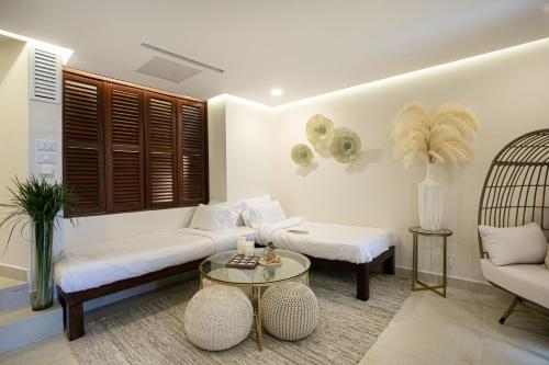 Sala de estar con 2 camas y mesa en Sunscape Residence Tower en Puerto Vallarta
