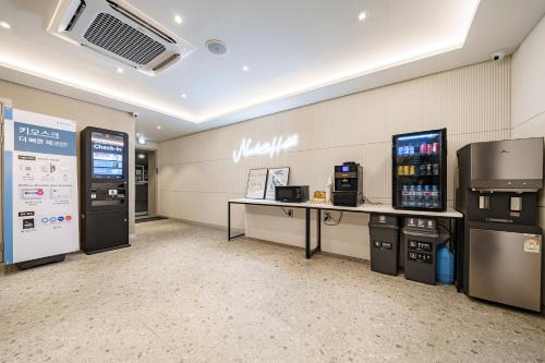 a room with a cash register and a vending machine at No25 Hotel Jeonju Sanjeong in Jeonju