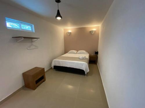 une petite chambre avec un lit et une fenêtre dans l'établissement 5BR amazing house picusi AC old city, à Carthagène des Indes