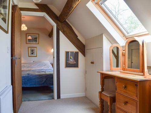 1 dormitorio con 1 cama y tragaluz en Carpenters Barn en Combrook