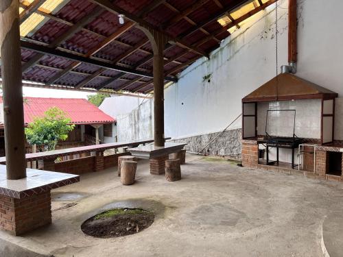 un patio al aire libre con bancos y chimenea en Posada Quetzalin, en Cuetzalán del Progreso