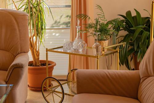 a living room with a table with plants on it at Schönes & gemütliches Ferienhaus nahe der Nordsee in Schortens