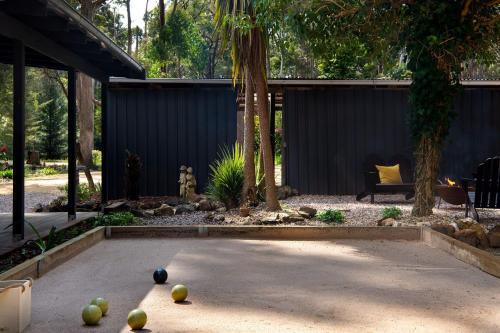 Сад в Selo Retreat- escape to this forest retreat