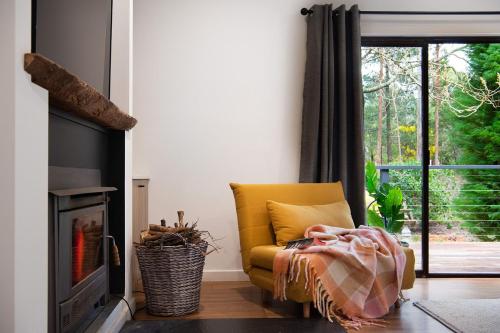Гостиная зона в Selo Retreat- escape to this forest retreat