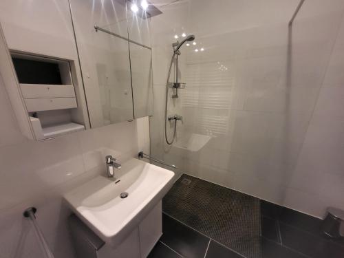 CozyNite Premium Apartment Hundertwasser