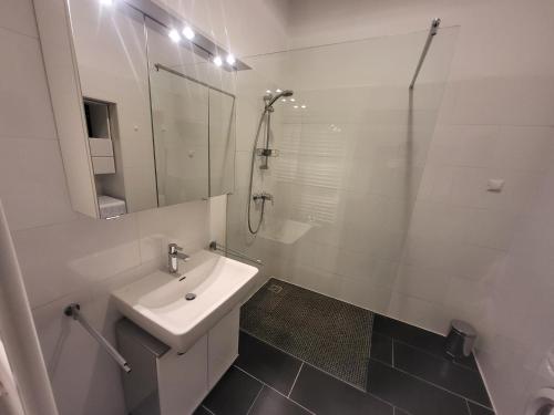 CozyNite Premium Apartment Hundertwasser