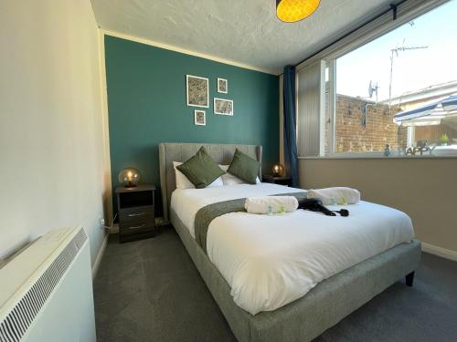 - une chambre avec un lit avec un chat dans l'établissement Luke Stays - Cheveley Park, à Leamside