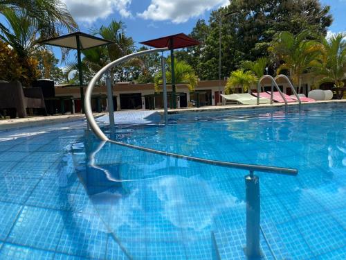 una piscina con ringhiera metallica in un resort di Hotel Wilson Upala a Upala