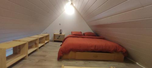 pokój z łóżkiem i ławkami w tunelu w obiekcie Appartement mezzanine aux portes de Rennes w mieście Vezin-le-Coquet