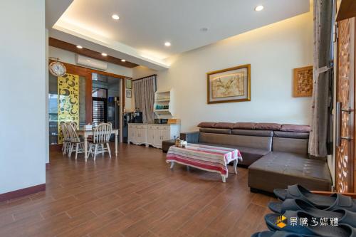 大同的住宿－泰雅山莊民宿，客厅配有沙发和桌子