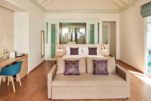 Ein Bett oder Betten in einem Zimmer der Unterkunft Siyam World Maldives - 24-Hour Premium All-inclusive with Free Transfer