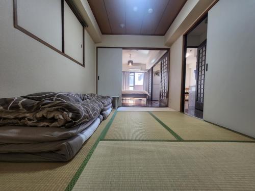 Habitación con 2 camas en el suelo y pasillo en MORI Apartment 道頓堀(Dotonbori) 2DK, en Osaka