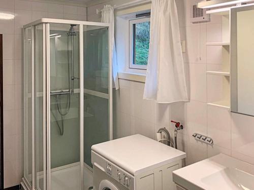 un bagno con doccia e lavandino di 6 person holiday home in Brekke a Brekke