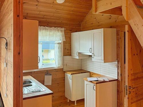 - cucina con elettrodomestici bianchi in una cabina di legno di 6 person holiday home in Brekke a Brekke