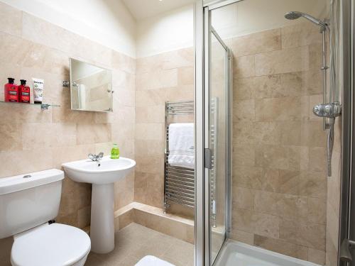 La salle de bains est pourvue d'un lavabo et d'une douche. dans l'établissement Stephenson Cottage - Uk38153, à Newton