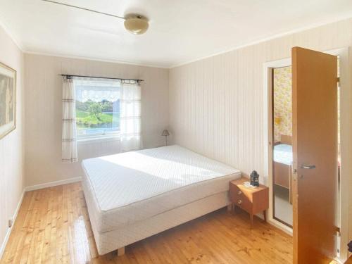 ein Schlafzimmer mit einem weißen Bett und einem Fenster in der Unterkunft Holiday home Brekke in Brekke