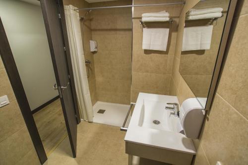 A bathroom at Hostal Elvira