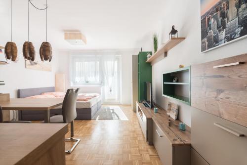 Μια τηλεόραση ή/και κέντρο ψυχαγωγίας στο Cosy apartment near VIC (UNO City)