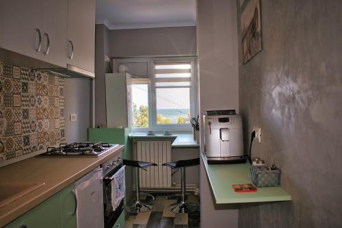 een kleine keuken met een fornuis en een aanrecht bij Sunrise by the Sea in Constanţa