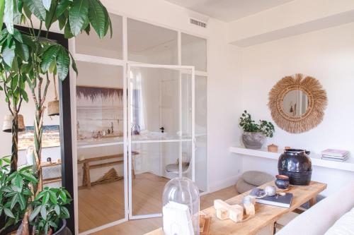 Posteľ alebo postele v izbe v ubytovaní Appartement Design 5 stars Avec Terrasse Et Parking Cannes by Halldis