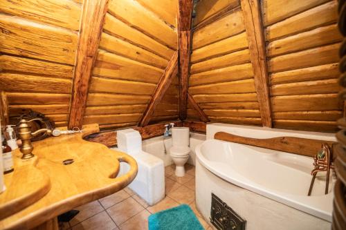 捷克克魯姆洛夫的住宿－Domek kata Matěje，浴室配有卫生间、浴缸和水槽。
