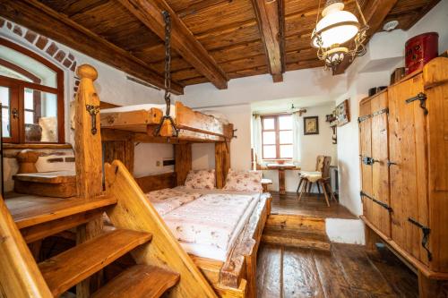 1 dormitorio con 2 literas y mesa en Domek kata Matěje en Český Krumlov