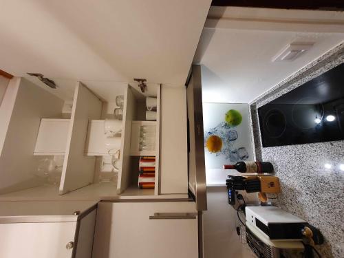 une cuisine avec des placards blancs et un comptoir dans l'établissement Tu Refugio veraniego en la Montaña, au Pas de la Case